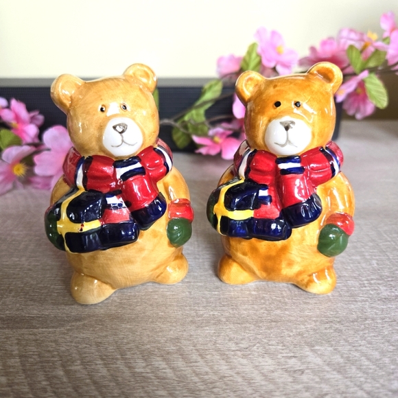 Vintage Christmas Teddy Bear Bearing Gifts Salt & Pepper Shakers - Picture 2 of 12
